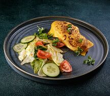 Куриный стейк под соусом Чеддер