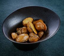 Молодой картофель с розмарином