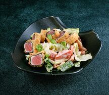 Фермерский салат с жареным тунцом