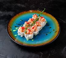 Ролл с тартаром из лосося в соусе спайси