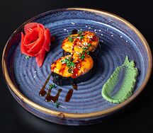 Запеченный гункан с лососем