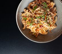 Вок с курицей в соусе терияки