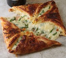Хачапури с грузинскими сырами, зелёным луком и чесноком
