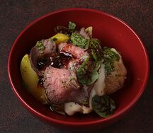 Печёный картофель с ростбифом