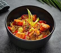 Вок с лососем