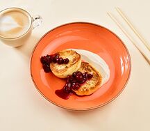 Сырники с вишневым вареньем и карамельным кремом