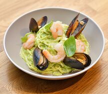 Паста с морепродуктами в соусе песто