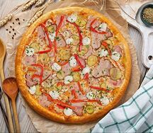 Пицца с грудинкой, грибами и сладким перцем