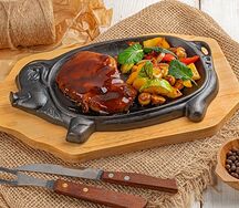 Томленая свиная шея, фаршированная чесноком под соусом демиглас