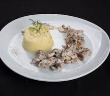Бефстроганов с картофельными дольками