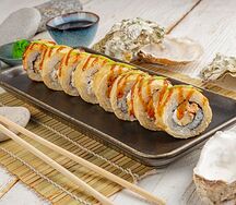 Жареный ролл с лососем