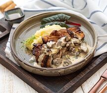 Индейка под грибным соусом