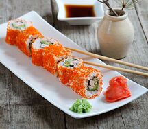 Ролл Калифорния в икре тобико