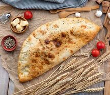 Кальцоне с ветчиной и креветками