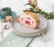 Меренговый рулет с малиной и фисташками