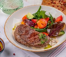 Медальон из говяжьей вырезки с грибным соусом