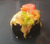 Гункан запеченный с острой курочкой