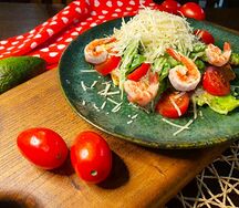 Салат Цезарь с креветкой
