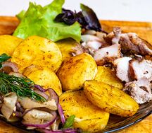 Запечённый картофель с салом и луком на углях