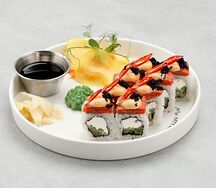 Острый ролл с лососем