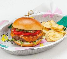 Бургер на булочке бриошь с котлетой из говядины и соусом Пассата