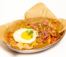 Фри с рваной свининой и яйцом