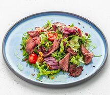 Салат с пастрами из говядины и маринованными огурцами