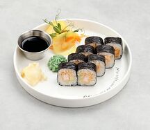 Острый ролл с авокадо и жареной креветкой