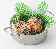 Безглютеновые булочки с моцареллой и кунжутом