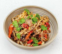 Вок с говядиной, грибами Шиитаке и овощами под фирменным соусом