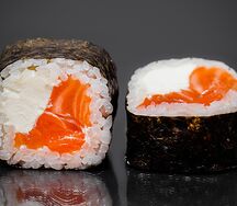 Ролл с лососем и сыром
