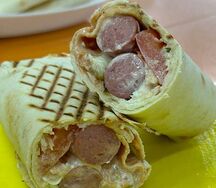 Хот-дог в лаваше с двумя сосисками