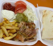 Шаурма на тарелке с курицей