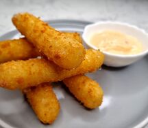 Сырные палочки и соус