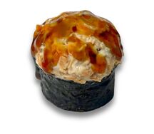 Жареный лосось, шампиньоны и салат