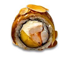 Опаленный окунь, манго и креветка