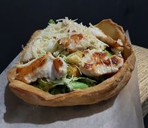 Салат Цезарь с курицей