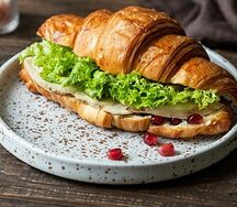Круассан с копченой индейкой