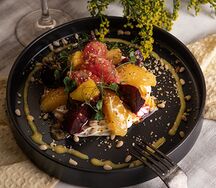 Салат с молодой свеклой и козьим сыром