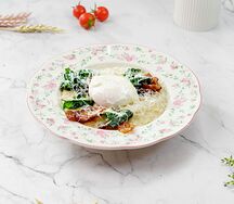 Каша овсяная с беконом, яйцом пашот и шпинатом