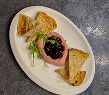 Пате из куриной печени с ягодным конфи и хрустящим тартином