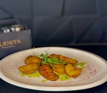 Печёный картофель с розмарином и чесноком