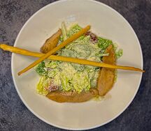 Хрустящий ромейн с цыплёнком и вялеными томатами