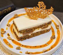 Пряный морковный торт с грецким орехом и солёной карамелью 