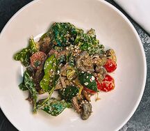 Говяжий язык с картофелем беби и маринованными груздями