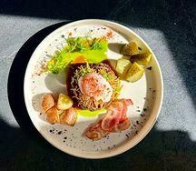 Бифштекс с яйцом глазуньей и картофелем беби