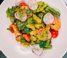 Тигровые креветки с авокадо и медово-горчичным соусом