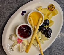 Сыры с клюквенным чатни и гриссисни