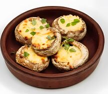 Шампиньоны запеченные с сыром сулугуни