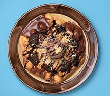 Гонконгская вафля с шоколадом, мороженым, орехами и печеньем Oreo